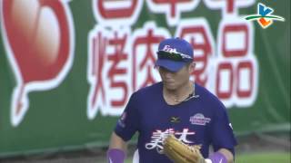 20130601 CPBL 犀牛V.S獅 3下 胡金龍跳接張泰山深遠飛球 美技演出