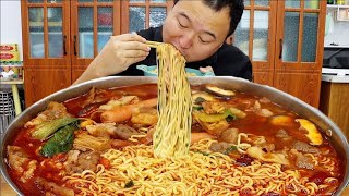 4 packs of instant noodles and 1kg of fat sheep. A Qiang makes ”luxury instant noodles” and is real