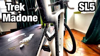 Trek Madone SL5 with Iso Flow aerodynamic system and Shimano 105. 