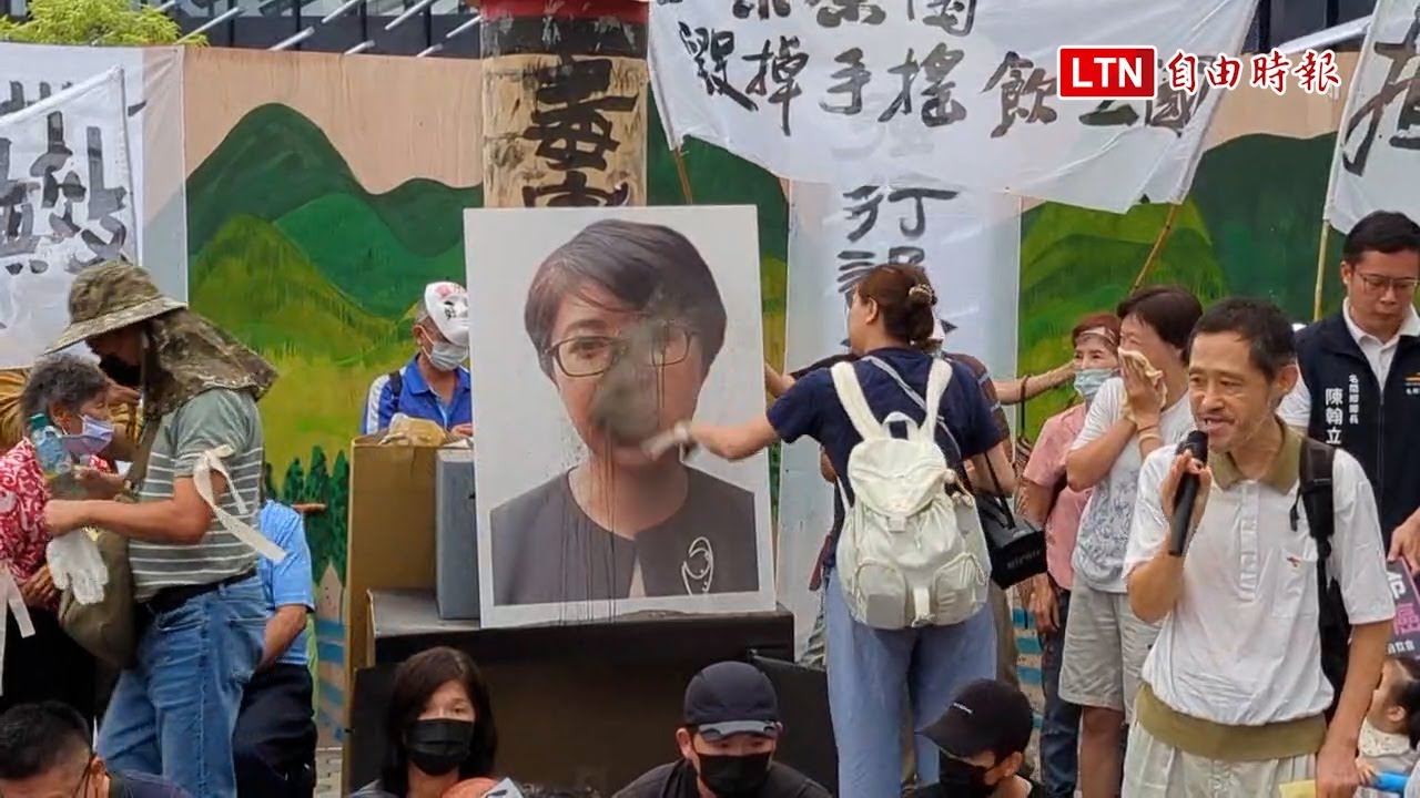 茶農火大！ 抗議名間建焚化爐 環團灑灰渣「打臉」許淑華