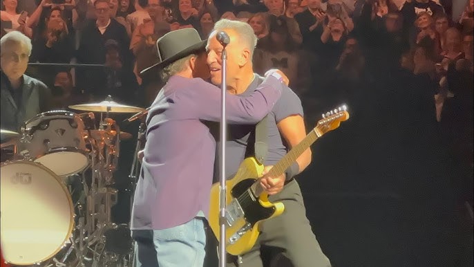 George Strait Introduces Bruce Springsteen and The E Street Band + “No Surrender” - Austin, Texas - YouTube