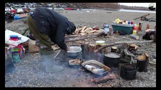 Жарка рыбы на костре // Frying fish on bonfire