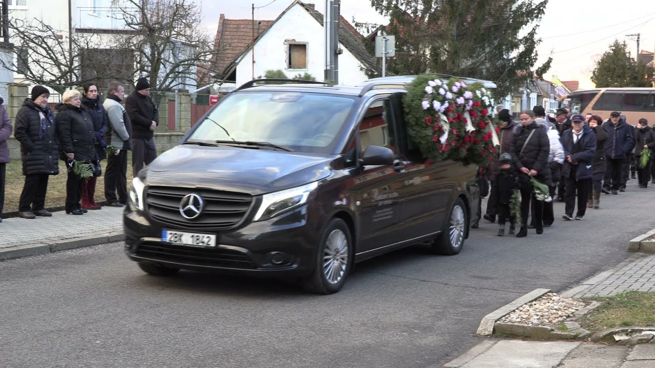 VESELÍ NAD MORAVOU-ZARAZICE-Z pohřbu místního sedmdesátníka  (1.)