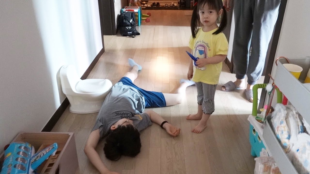 오빠가 쓰러져 있을 때 예나의 행동 (feat  모기, 뉴맘 생일) 가족 다큐 브이로그 뉴욕이네