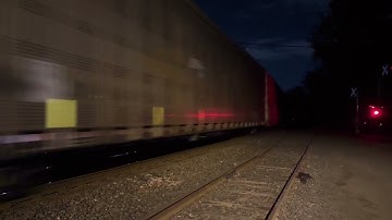 CSX 5352 ES40DC leads CSX M218 through Piscataway with a friendly crew 