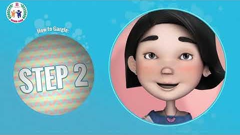 Hướng dẫn trẻ cách súc họng nước muối.