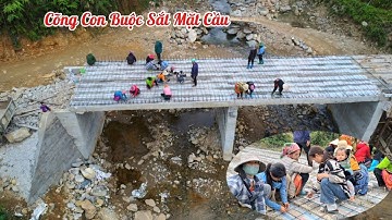 Cầu Khe Trang (T137) Bà con 2 bản Sùng Đô Khe Trang kết hợp ghép sắt mặt Cầu - Cõng con buộc sắt