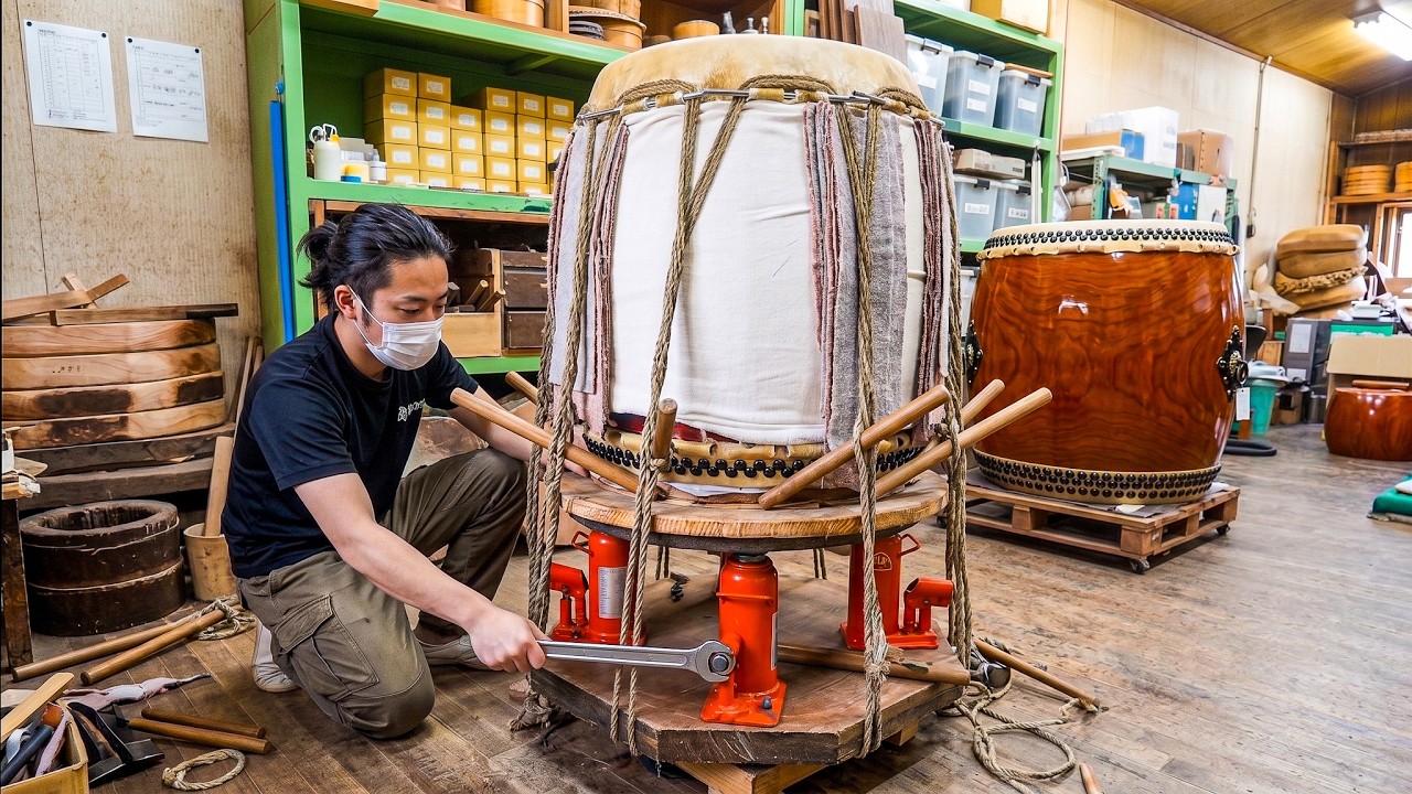柚*な様 京都で購入　ヴィンテージの手作り　和太鼓 木製 ロープ編み How a Massive Tree Trunk is Carved into a Traditional Japanese