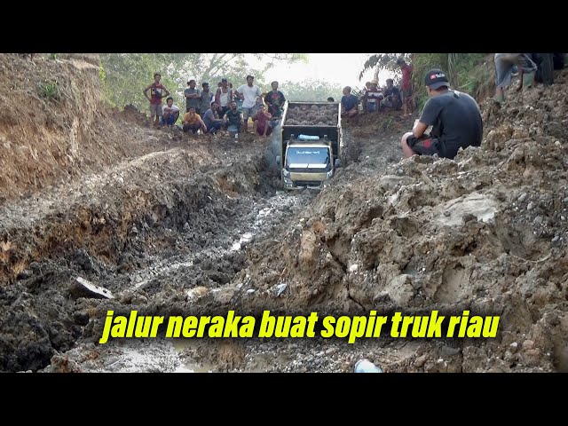 Kuburan truk... Inilah jalur neraka yang harus di lalui sopir truk Riau class=