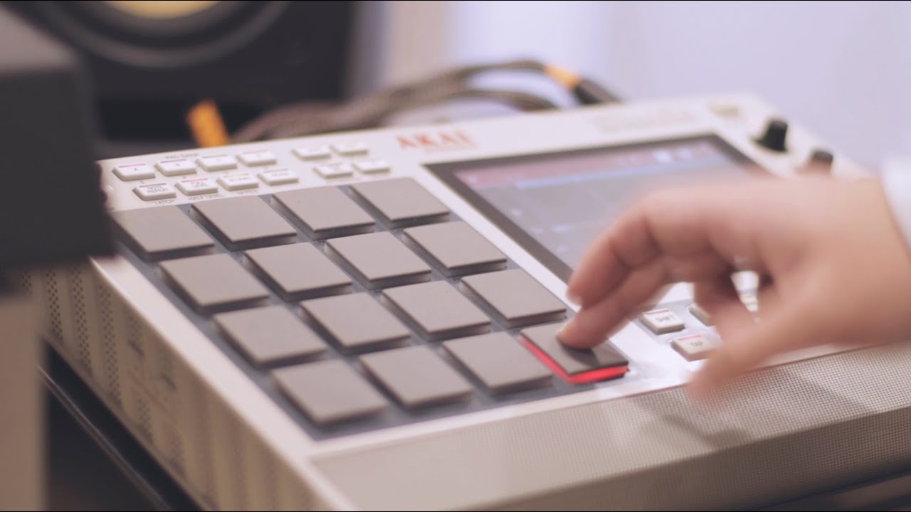 AKAI MPC LIVE II   Boom Bap Beat with Vinyl Sampling