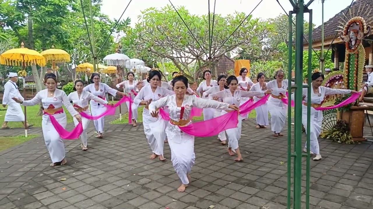Rejang dedari  ngayah di pura rambut siwi bersaMA ST  SRIKANDI  DENUT 