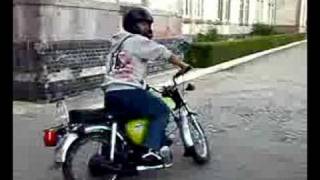bodzio szaleje simsonem s51 xD