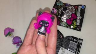 Открываю пакетики с фигурками MONSTER HIGH MINIS