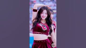 Kim Jeong-Won Cheerleader with a captivating eye smile ktwiz outsong