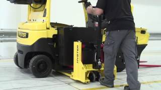 Hyster®: Electric forklift trucks battery removal with battery exchange stacker Hyster