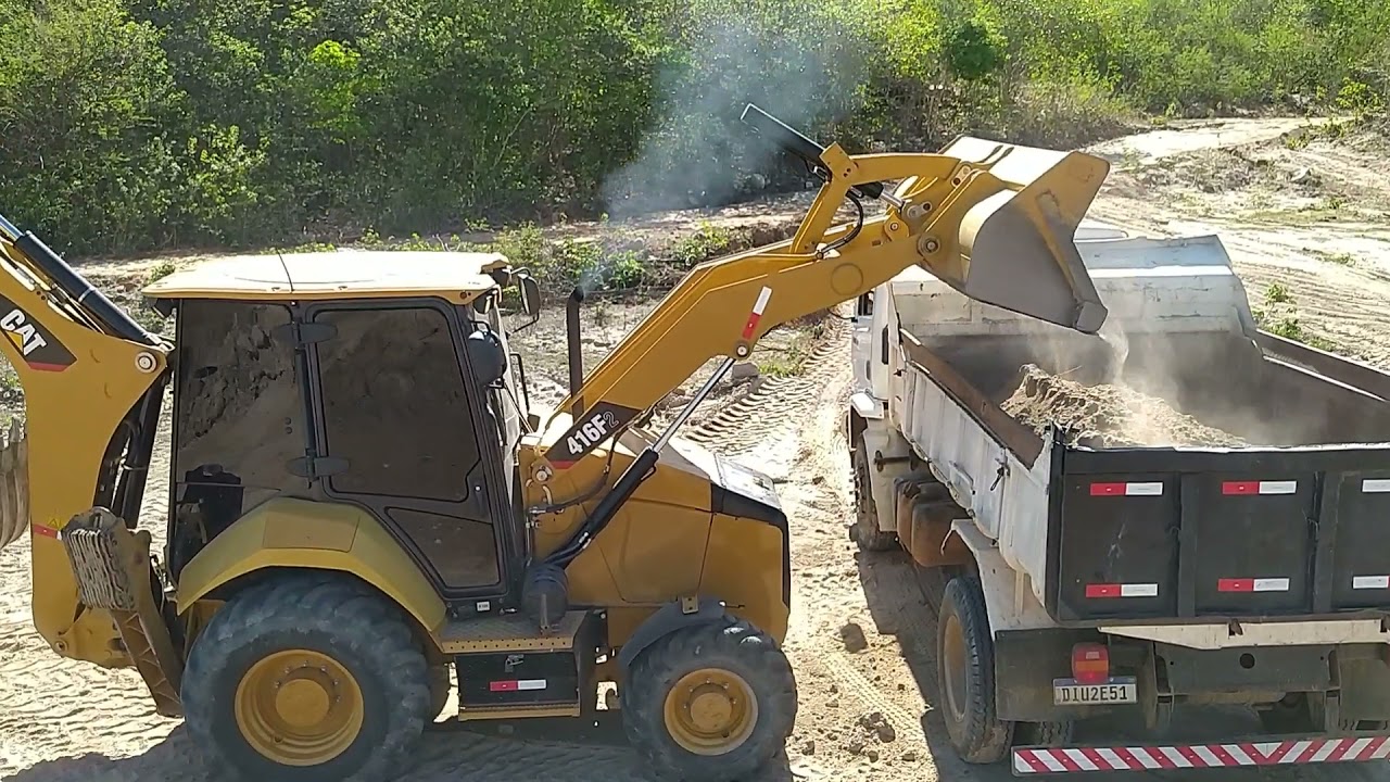 retro escavadeira Caterpillar 416F2 no carregamento de caminhões .#retroescavadeira