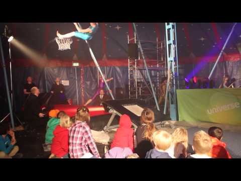 Flying Superkids i eventteltet i Universe