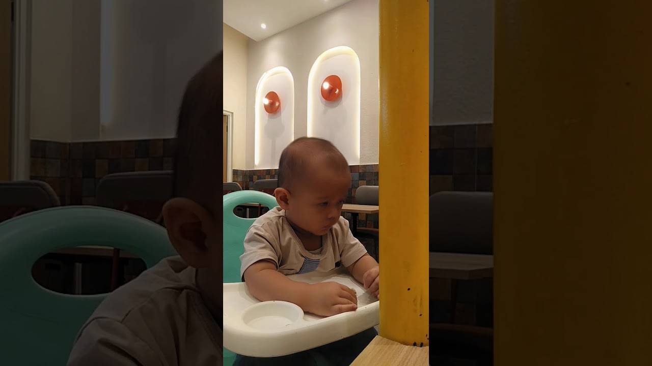 Adek bayi makan di mall 