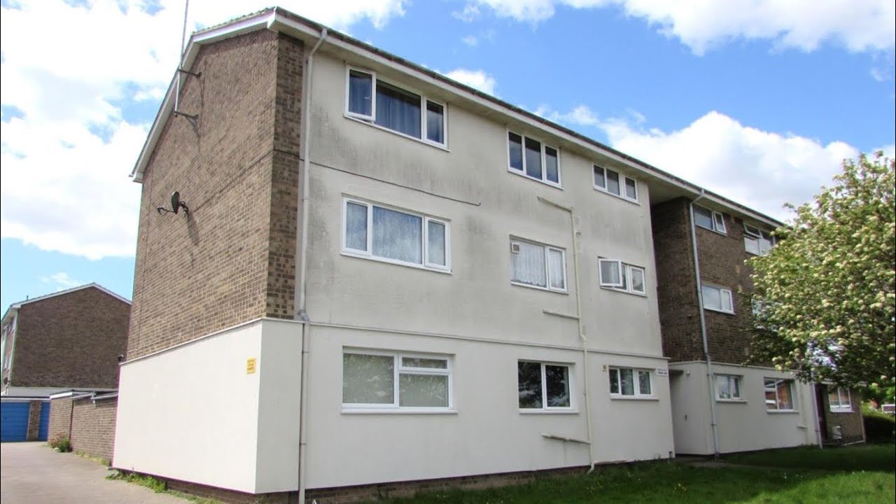 WELL PRESENTED THREE BEDROOM FLAT WITH GARAGE. 