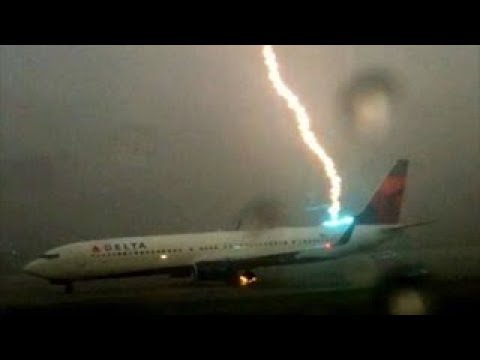 فيديو: ماذا يحدث إذا ضرب البرق طائرة طائرة