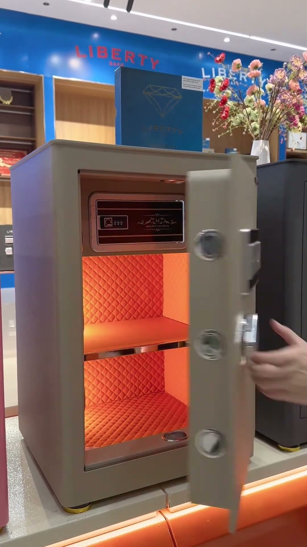 Két sắt thông minh Liberty LB68S - video 1