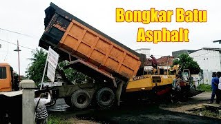 Dump Truk Fuso Bongkar Aspal Ke Niigata NF 220 Asphalt Finisher
