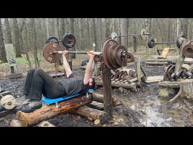 [閒聊] 俄羅斯森林裡的克難健身房
