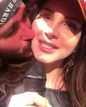 Lana del Rey kiss a fan live concert