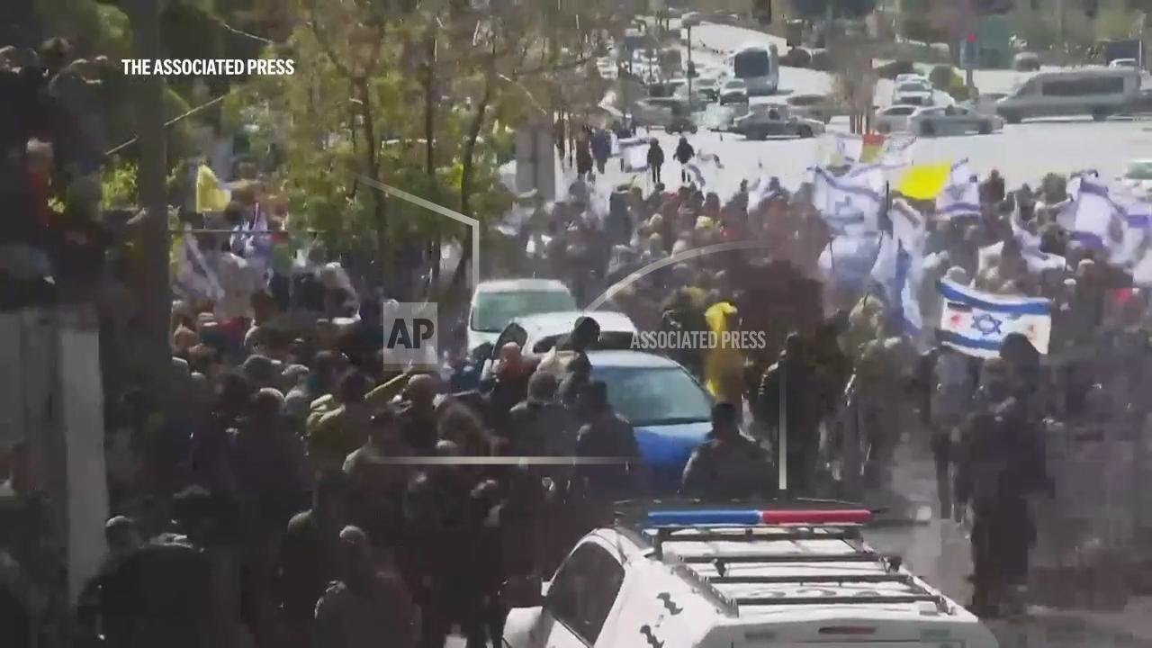 Police crack down on large protest near residence of Israel PM Netanyahu