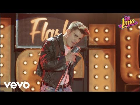 Benicio canta 