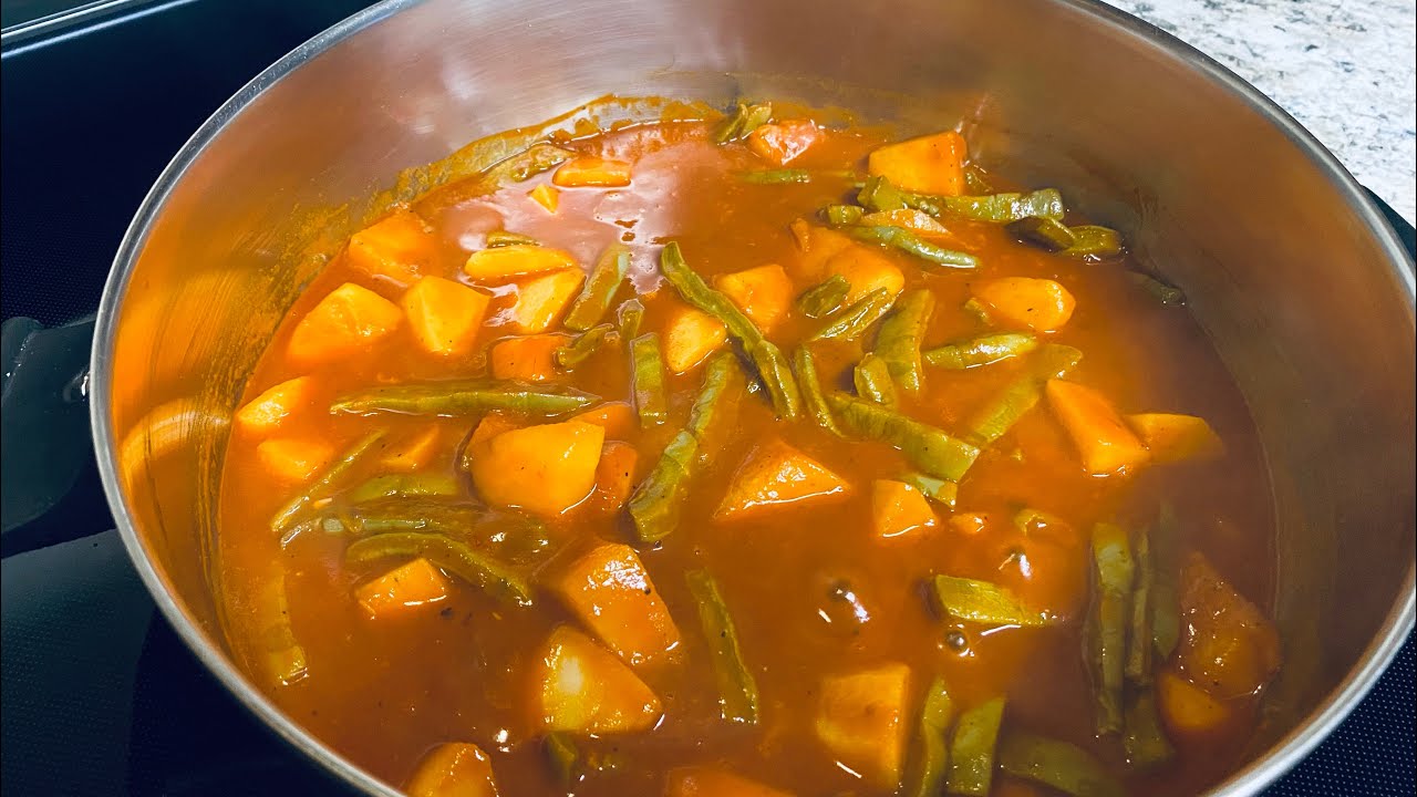 Nopales y papas en salsa de chile guajillo