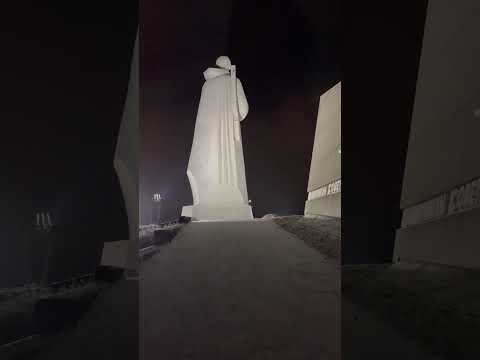 Video: Monument till Alyosha - en symbol för sovjetiska soldaters hjältemod och mod, såväl som tacksamheten från det befriade Europa