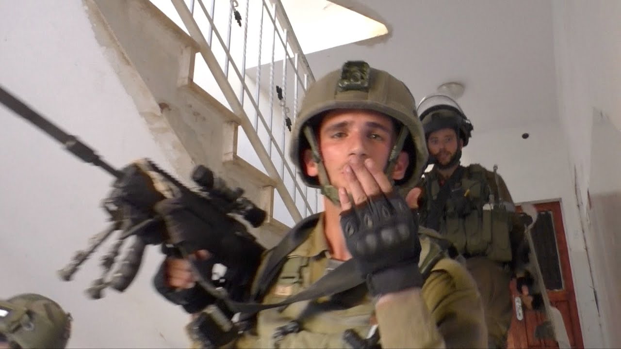 حيّ الحريقة، الخليل : مستوطنون يرشقون المارّة ومنازل الفلسطينيّين بالحجارة بحضور جنود والجنود