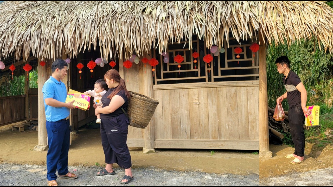 The girl decorated her house to celebrate Tet (Vietnamese New Year) with her daughter.