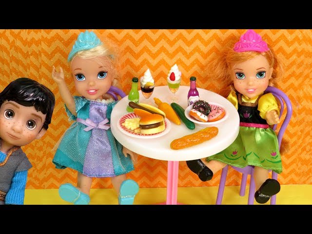 CAFETERIA ! Elsa and Anna toddlers - lunch - Barbie class=