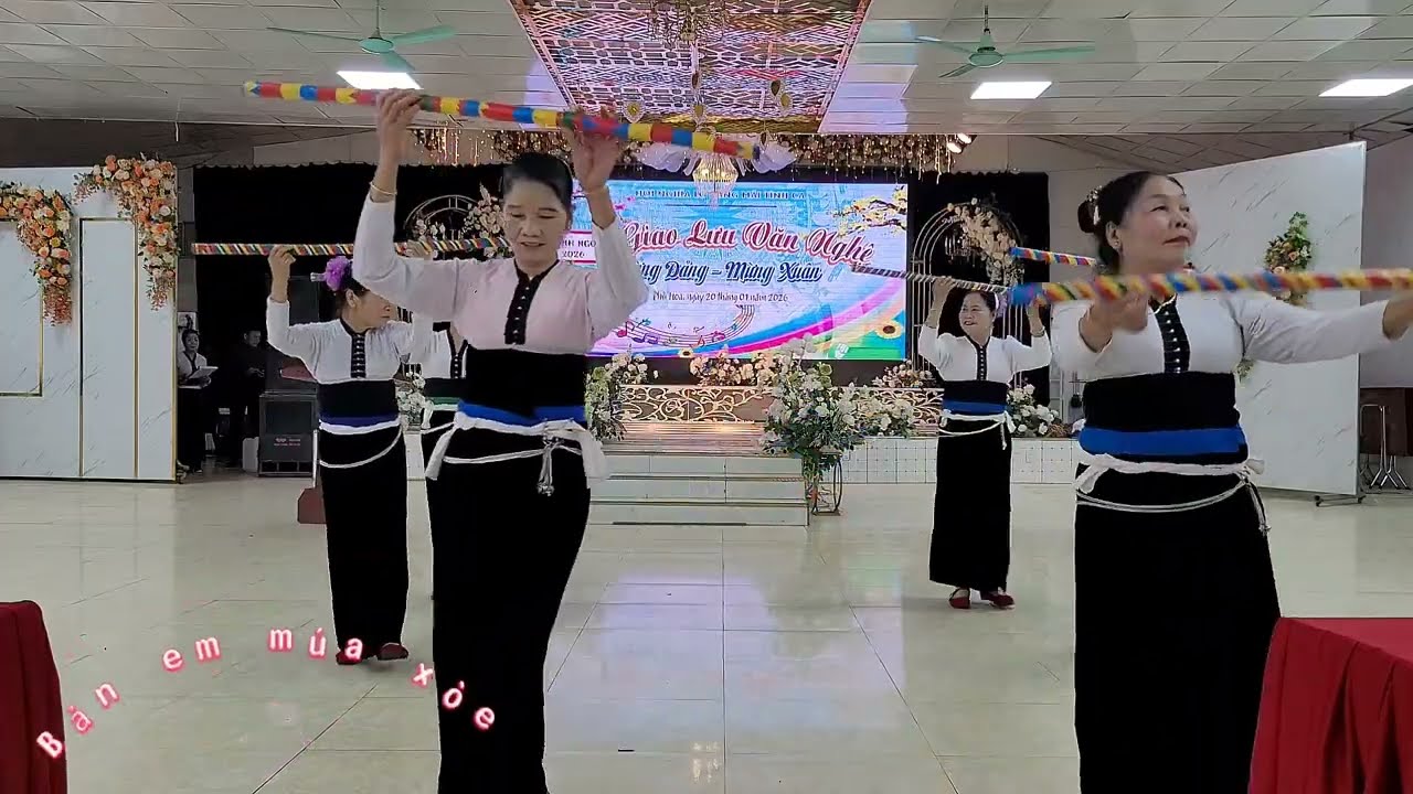 Múa góp vui buổi giao lưu văn nghệ hội nghĩa lộ vang mãi tình ca. 