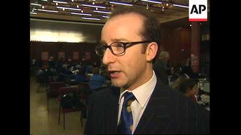 UK: HYPNOTIST HELPS NERVOUS BLOOD DONORS OVERCOME FEARS