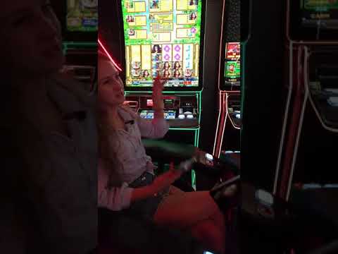 ДЖЕКПОТ в казино! Огромный выигрыш! #shorts #pirsomania # #пирсомания #девушка #pirsoman