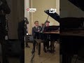 ماكرون يغني وباشينيان يرافقه على آلة الدرامز