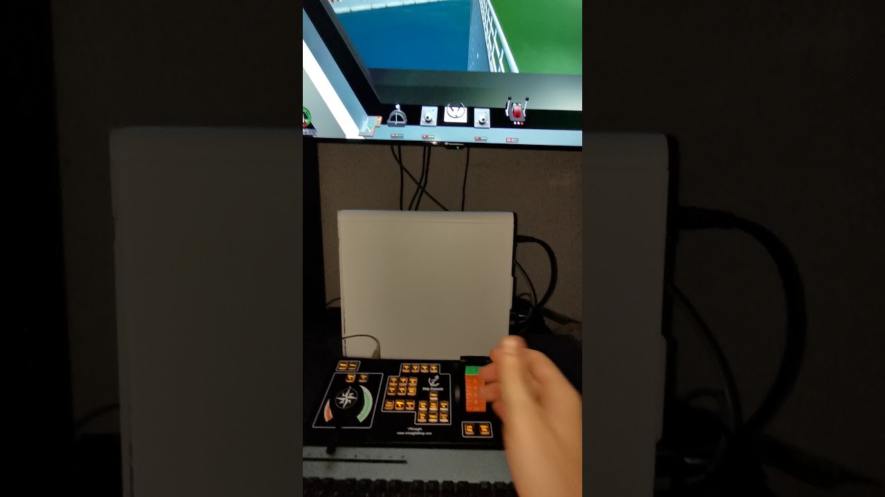 Manœuvre d'arriver d'un ferry à Marseille. Ship docking inside bridge. Ship consol