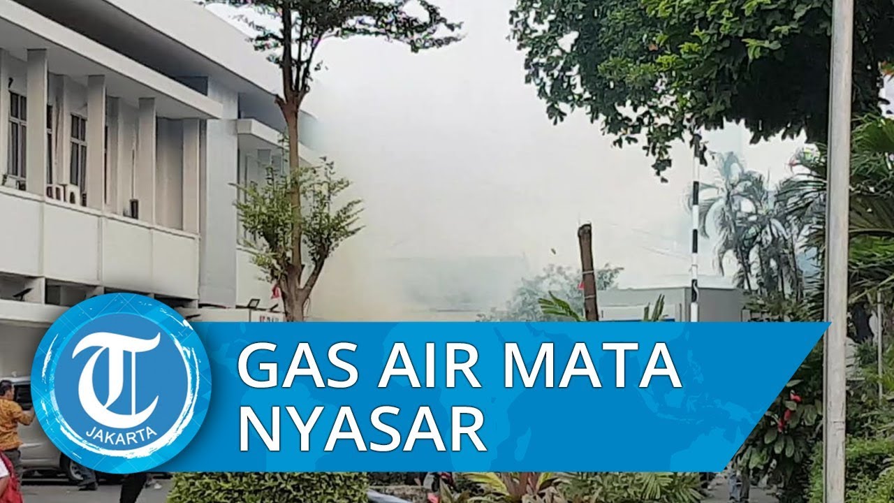 Bubarkan Massa, Tembakan Gas Air Mata Menyasar ke Perkantoran camera iphone 8 plus apk