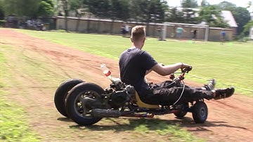 WYŚCIGI W SAMOCHODÓWCE