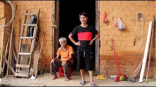 广西82岁大伯儿子从小母亲离家，至今46岁仍未结婚，还住着泥土房