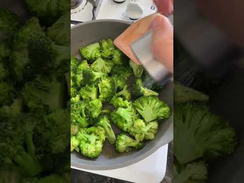 Video: Trimming Broccoli Rabe – So ernten Sie Broccoli Rabe