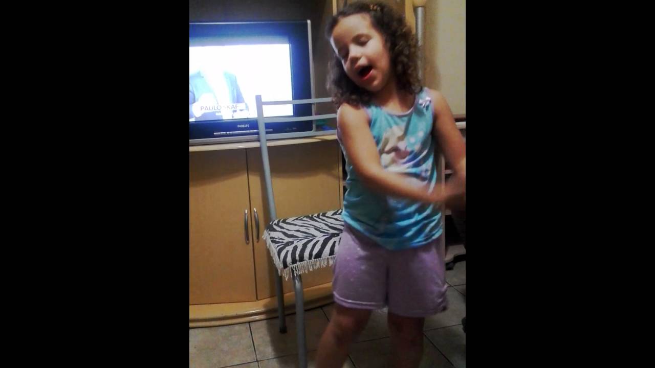 Nina dançando "Meu Barquinho" - YouTube