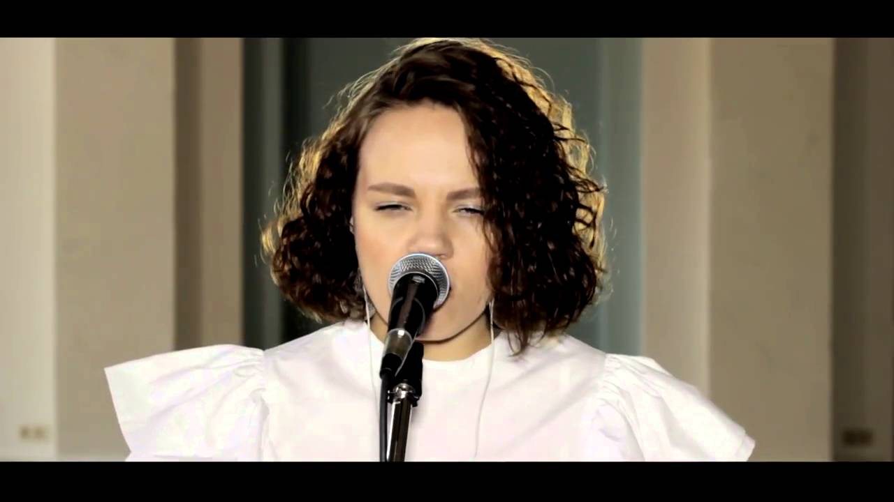 ELLINA R  - Down on my knees (Ayo live looping cover)