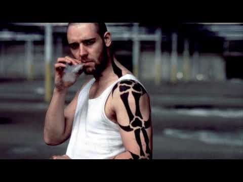 Watch the video for Cabezas Rapadas