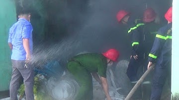 BÌNH ĐỊNH: CHÁY NHÀ KHO Ở CẢNG CÁ QUY NHƠN, 2 NGƯỜI BỊ THƯƠNG NẶNG
