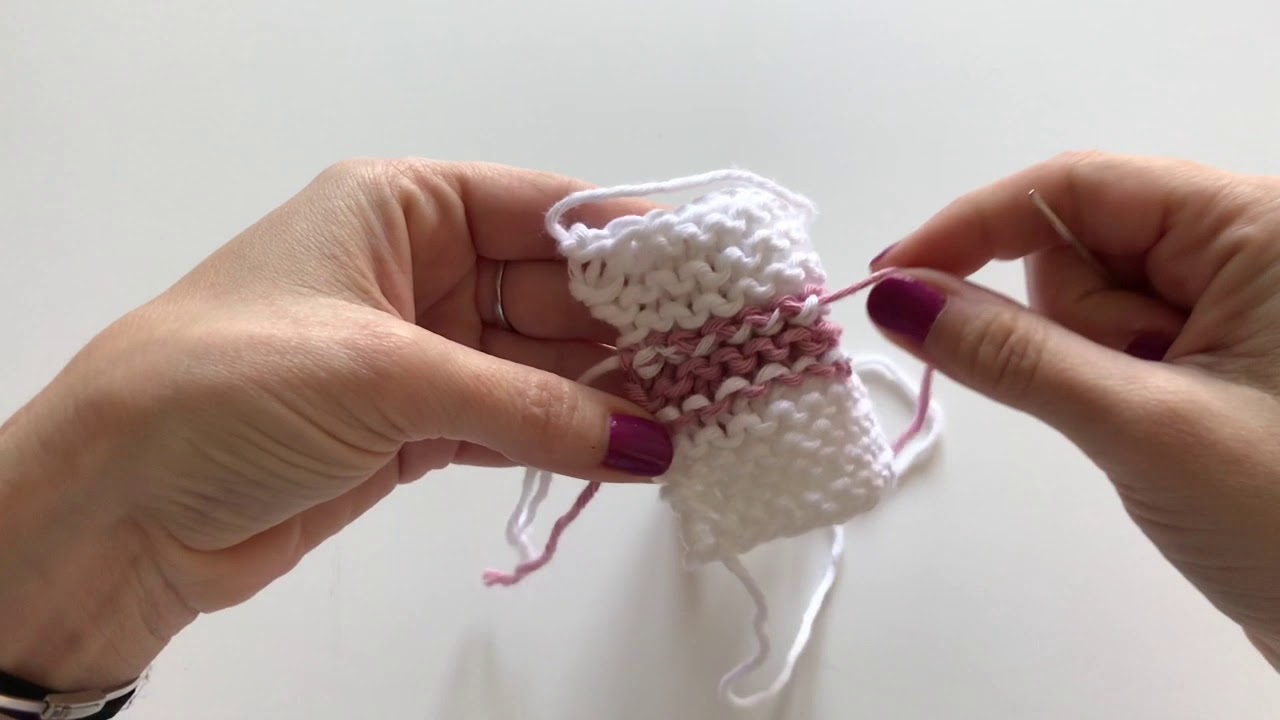 Esconder hebras finales en un tejido de punto