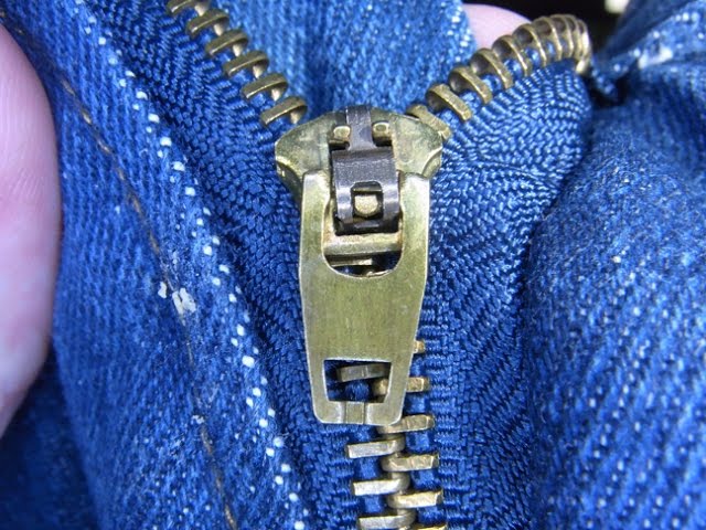 Have a zipper that's always falling down? Use a small key ring to keep it  up. : r/lifehacks